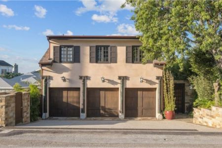 Goldie Hawn's former house at Malibu.